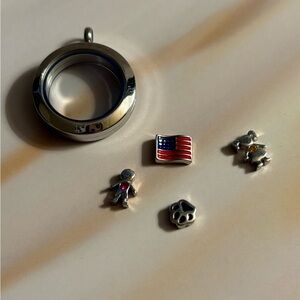 🛍️3/$15🛍️ Origami Owl Silver Tone Living Locket 1”